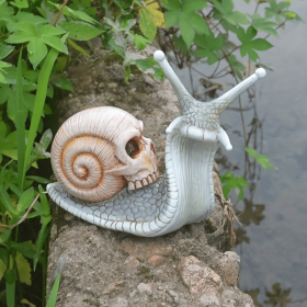 Resin Snail Skull Statue, Snail Garden Animal Sculpture, Halloween Skull And Snail Indoor Outdoor Patio Lawn Courtyard Decoration Home Deor (Model: White)