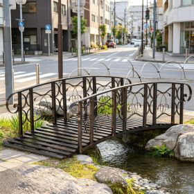 Metal Arch Garden Bridge with Safety Side Rails Vine Motifs 660 Lbs Capacity for Backyard Creek Stream Pond Easy Assembly (Color: Brown)